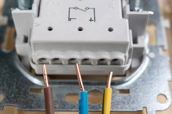 Fios eléctricos montados numa tomada eléctrica. Acc eléctrico — Fotografia de Stock