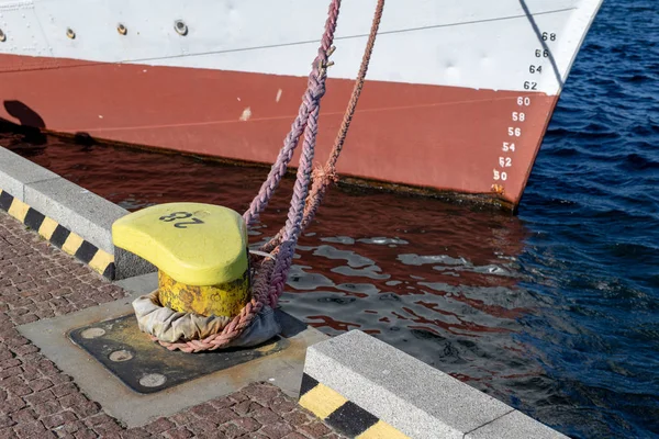 Schiffsankerseil am Poller festgemacht. Liegeplatz Boot im Hafen — Stockfoto