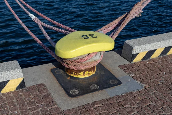 Ship mooring rope moored on the bollard. Moored boat in the port — Stock Photo, Image