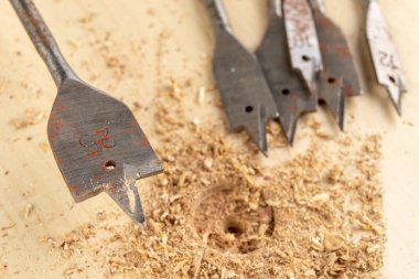 Vane tatbikat Sunta ile sondaj. Bir arabada marangozluk çalışmaları