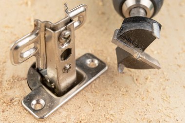 Can için delik freze menteşe. Ne zaman assemblin doğrama işleri