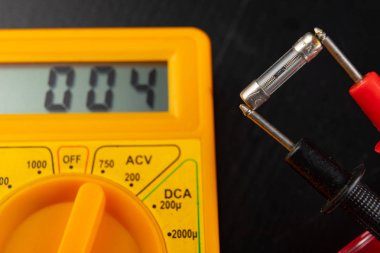 Cam kontrol belgili tanımlık ölçme aygıtı kullanarak birleştirir. Basit elektrik çalışmalarında 