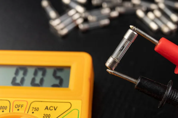 미터를 사용 하 여 퓨즈 유리를 검사. 에 간단한 전기 작업 — 스톡 사진