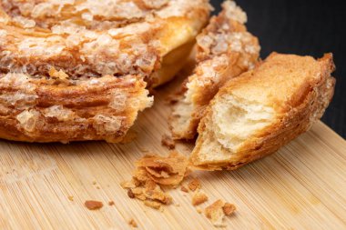 Lezzetli Kurabiye yarısında kırık. Mutfak tahtası taze ekmek. 