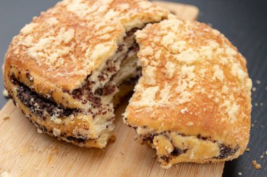 Lezzetli Kurabiye yarısında kırık. Mutfak tahtası taze ekmek. 