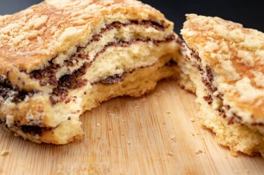 Lezzetli Kurabiye yarısında kırık. Mutfak tahtası taze ekmek. 