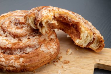 Lezzetli Kurabiye yarısında kırık. Mutfak tahtası taze ekmek. 