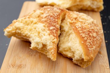 Lezzetli Kurabiye yarısında kırık. Mutfak tahtası taze ekmek. 