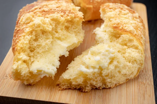 Νόστιμο μπισκότο σπάσει στη μέση. Φρέσκο ψωμί σε έναν πίνακα κουζινών. — Φωτογραφία Αρχείου