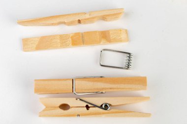 Bağlamak için ahşap klipleri bir ipte iç çamaşırı yıkanır. Eski nat