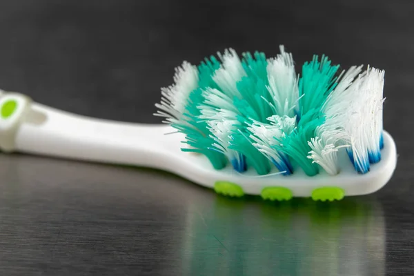 Eine abgenutzte Zahnbürste. persönliches Zubehör für den Alltag. — Stockfoto