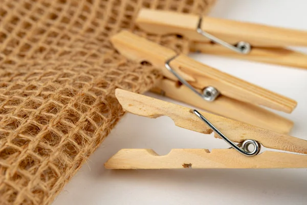 Houten clips voor het bevestigen van gewassen ondergoed op een string. Oude nat — Stockfoto