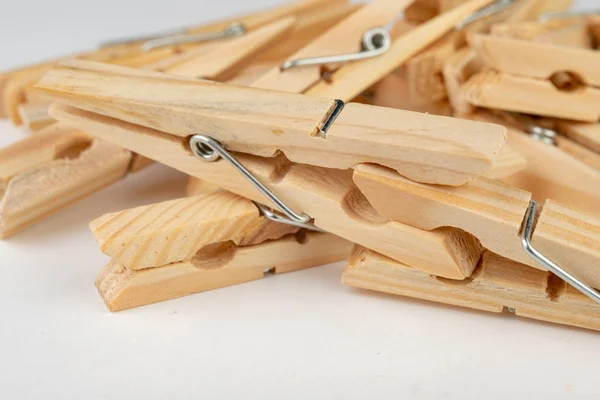 Pinzas de madera para sujetar ropa interior lavada en una cuerda. Viejo nat —  Fotos de Stock