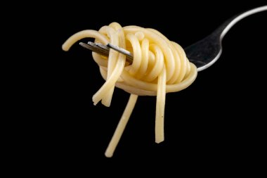 Lezzetli makarna bir çatal ucunda. Leziz bir yemek yemiş olmak için hazır