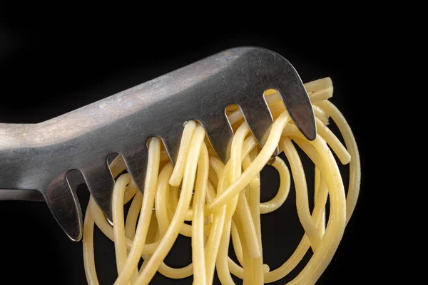 Leckere Pasta auf einem Löffel, um Pasta zu machen. eine leckere Mahlzeit bereit zu sein — Stockfoto