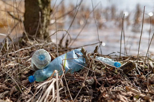 Tirado por el borde del lago por botellas de plástico. Contaminado en —  Fotos de Stock