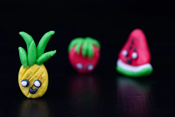 Figuras de plasticina em uma mesa de madeira escura. Imitação de pineap — Fotografia de Stock