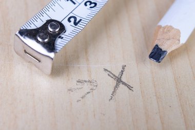 Çelik ölçü ve marangozluk içinde ölçmek için kullanılan kalem. DIY ac