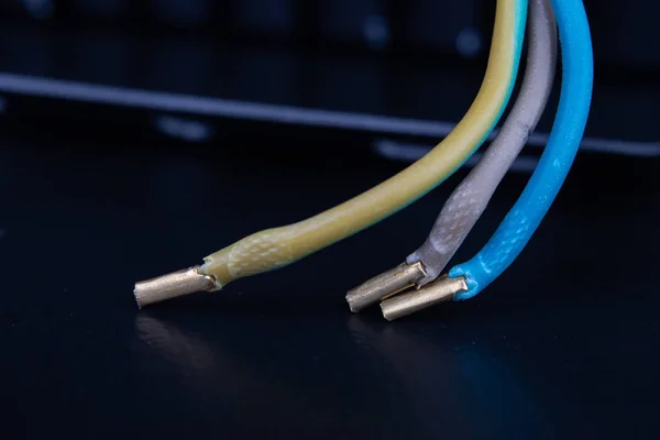 Três fios elétricos terminados com conectores. Cabos elétricos — Fotografia de Stock