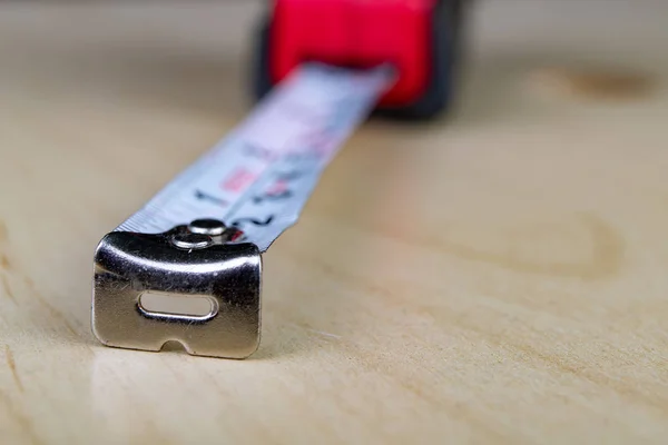 Stalen maatregel en potlood gebruikt voor het meten in timmerwerk. DIY ac — Stockfoto