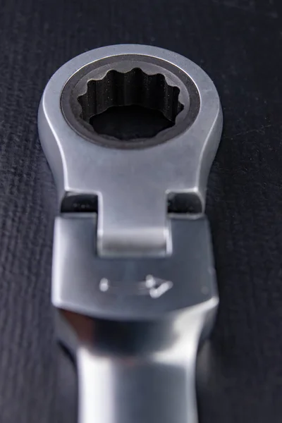 Neuer verchromter Schlüsselanhänger mit Verschluss. Zubehör für eine Mechanik — Stockfoto