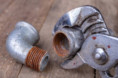 Hidrolik anahtarı ve bir atölye tabloda çelik borular. Küçük savaş robotu