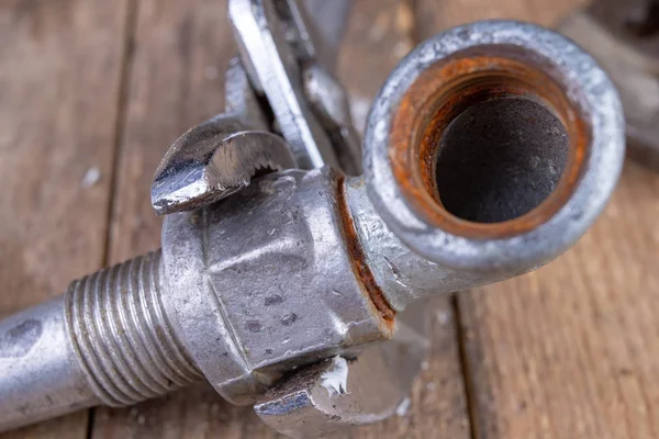 Hydraulische moersleutel en stalen buizen op de tafel van een workshop. Kleine mech — Stockfoto