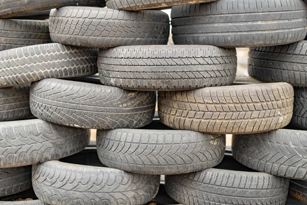 Old worn out tires on an abandoned trash dump. Garbage heap read — Stock Photo, Image