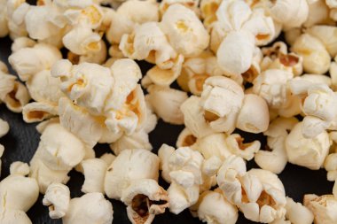 Mutfak masasının üzerinde patlamış mısır. Lezzetli Kavrulmuş mısır taneleri.