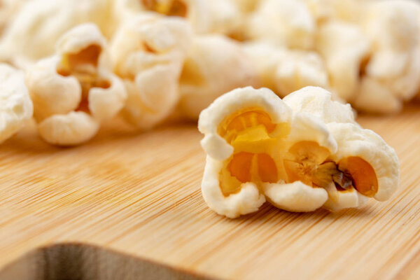 Попкорн на кухонном столе. Вкусные жареные зерна кукурузы
.