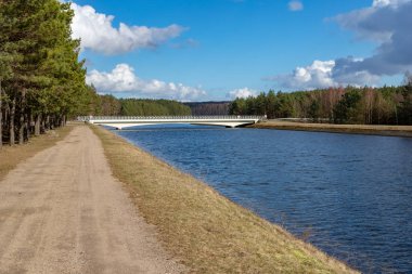 Kanal üzerinde küçük bir beton köprü. Arabalar için geçiş