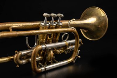 Eski karanlık bir tablo patina trompet kaplı. Yenmez bir müzikali ben