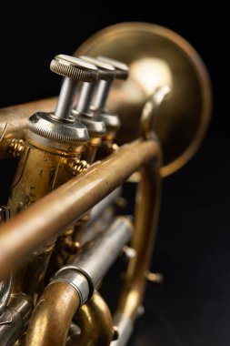 Eski karanlık bir tablo patina trompet kaplı. Yenmez bir müzikali ben