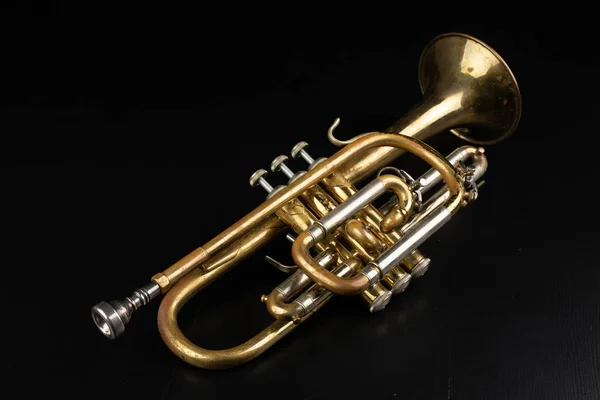 Gamla belagd patina trumpet på ett mörkt bord. En oätliga musikal jag — Stockfoto