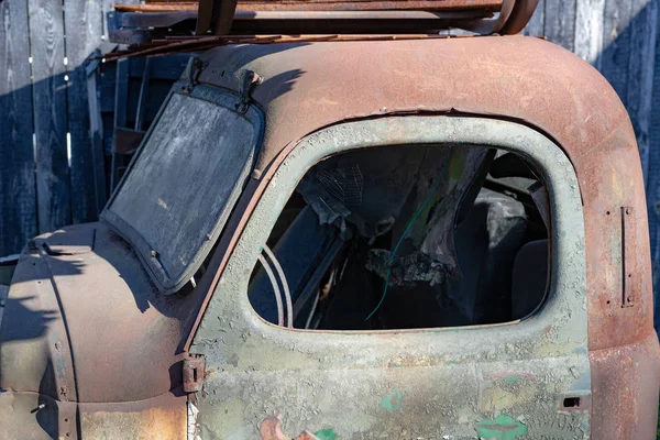 Vieille cabine de camion. Un taxi dans un vieil endroit abandonné . — Photo