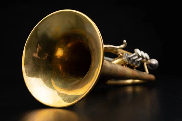 Gamla belagd patina trumpet på ett mörkt bord. En oätliga musikal jag — Stockfoto