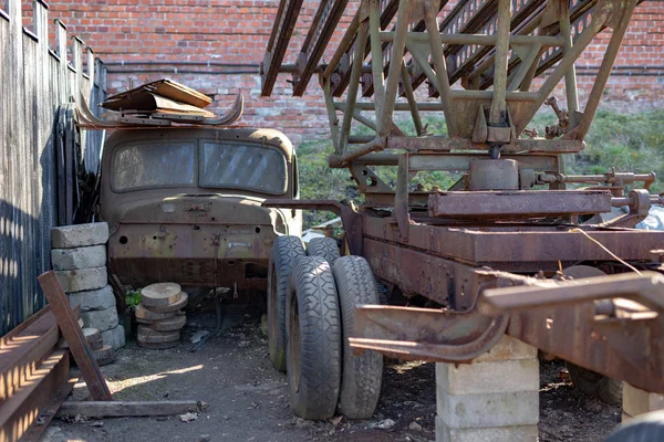 Vecchia cabina del camion. Un taxi in un vecchio posto abbandonato . — Foto Stock