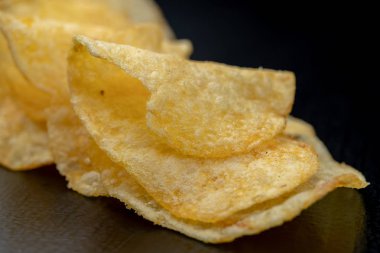 Lezzetli cips mutfak masasının üzerinde. Bir ek t olarak tuzlu atıştırmalıklar