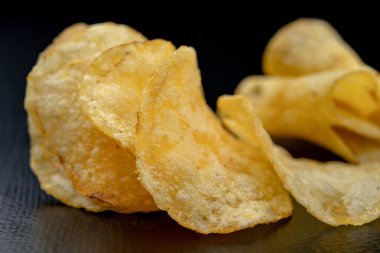 Lezzetli cips mutfak masasının üzerinde. Bir ek t olarak tuzlu atıştırmalıklar