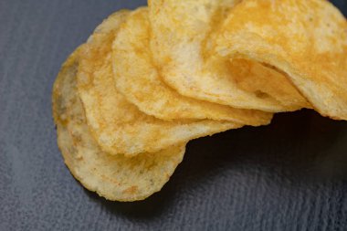 Lezzetli cips mutfak masasının üzerinde. Bir ek t olarak tuzlu atıştırmalıklar