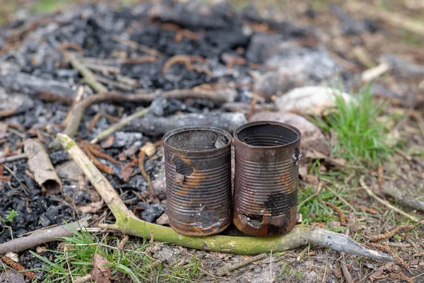 Viejas latas oxidadas en una fogata. Lugar para acampar en el bosque . —  Fotos de Stock