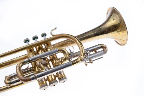 En gammal trumpet täckt med patina. Vind musikinstrument. — Stockfoto