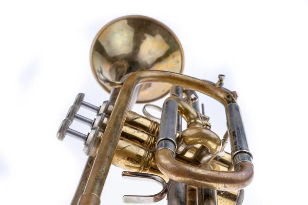 Una vieja trompeta cubierta de pátina. Instrumento de viento musical . — Foto de Stock