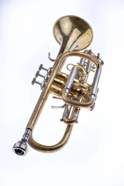 Stará trumpeta pokryté patinou. Hudební dechový nástroj. — Stock fotografie