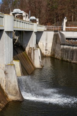 Küçük bir nehir üzerinde bir su baraj. Hydrotechnical inşaat le için