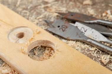 Vane tatbikat Sunta ile sondaj. Bir arabada marangozluk çalışmaları