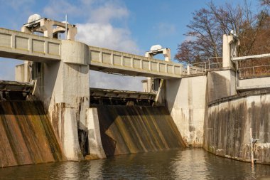 Küçük bir nehir üzerinde bir su baraj. Hydrotechnical inşaat le için