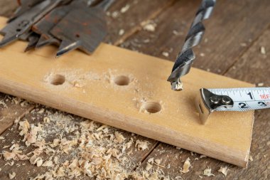 Vane tatbikat Sunta ile sondaj. Bir arabada marangozluk çalışmaları