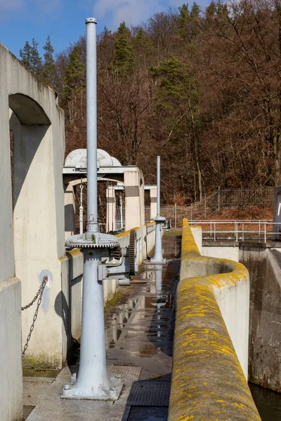 Een dam van het water in een kleine rivier. Hydrotechnische bouw voor le — Stockfoto