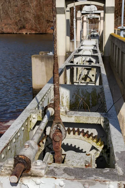 Een dam van het water in een kleine rivier. Hydrotechnische bouw voor le — Stockfoto